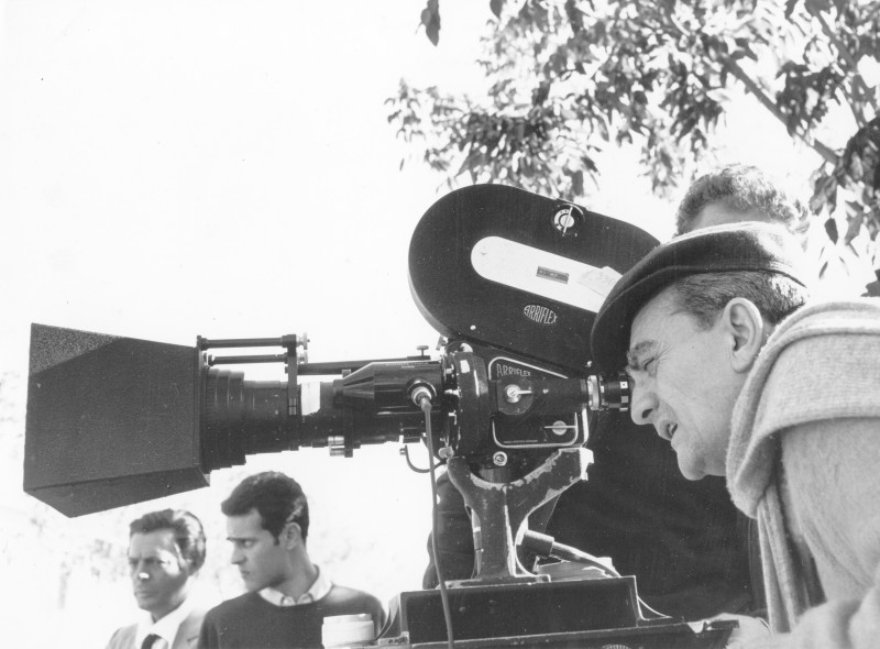 Luchino Visconti bei den Dreharbeiten von Lo straniero (Der Fremde)