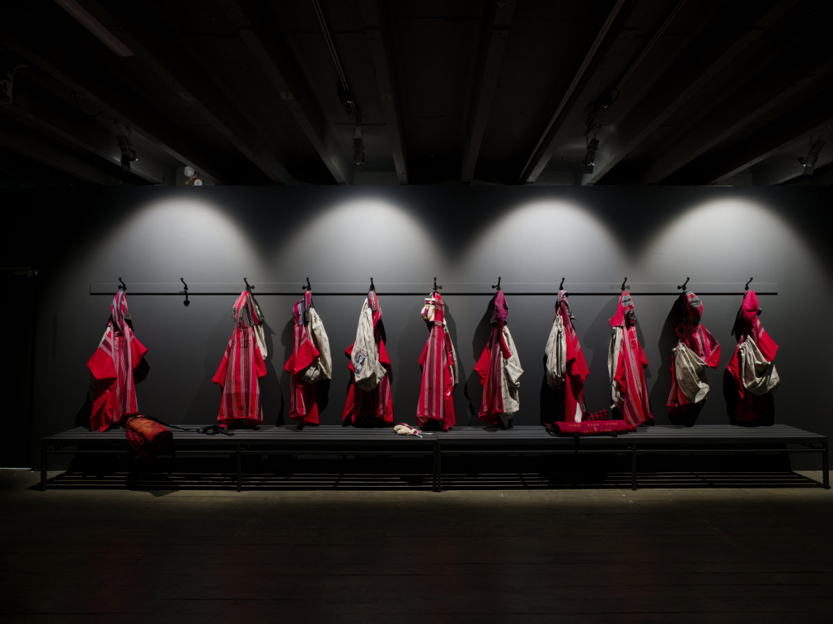 Chalisée Naamani, Who claims love?, 2025, Ausstellungsansicht Palais de Tokyo, 2025 Courtesy Ciaccia Levi, Paris/Milan, © Bildrecht, Wien 2026, Foto: Aurélien Mole