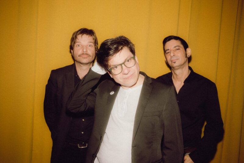 Low Life Rich Kids eröffnen mit wütendem Postpunk und Spoken Word. Das Trio aus Coco Brell, Mara Romei und Bernhard Eder verhandelt globale Erwärmung, Ungerechtigkeit und Selbstoptimierung. Kommando Elefant folgen mit Indie-Elektronik zwischen Alltag, Apokalypse und Affekt. Neue Songs vom Album "Desolate Gefühle" und Klassiker wie "Alaska". Ein Doppelabend mit Haltung, Humor und Herz.