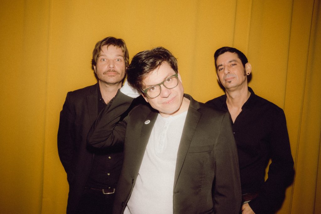 Low Life Rich Kids eröffnen mit wütendem Postpunk und Spoken Word. Das Trio aus Coco Brell, Mara Romei und Bernhard Eder verhandelt globale Erwärmung, Ungerechtigkeit und Selbstoptimierung. Kommando Elefant folgen mit Indie-Elektronik zwischen Alltag, Apokalypse und Affekt. Neue Songs vom Album "Desolate Gefühle" und Klassiker wie "Alaska". Ein Doppelabend mit Haltung, Humor und Herz.