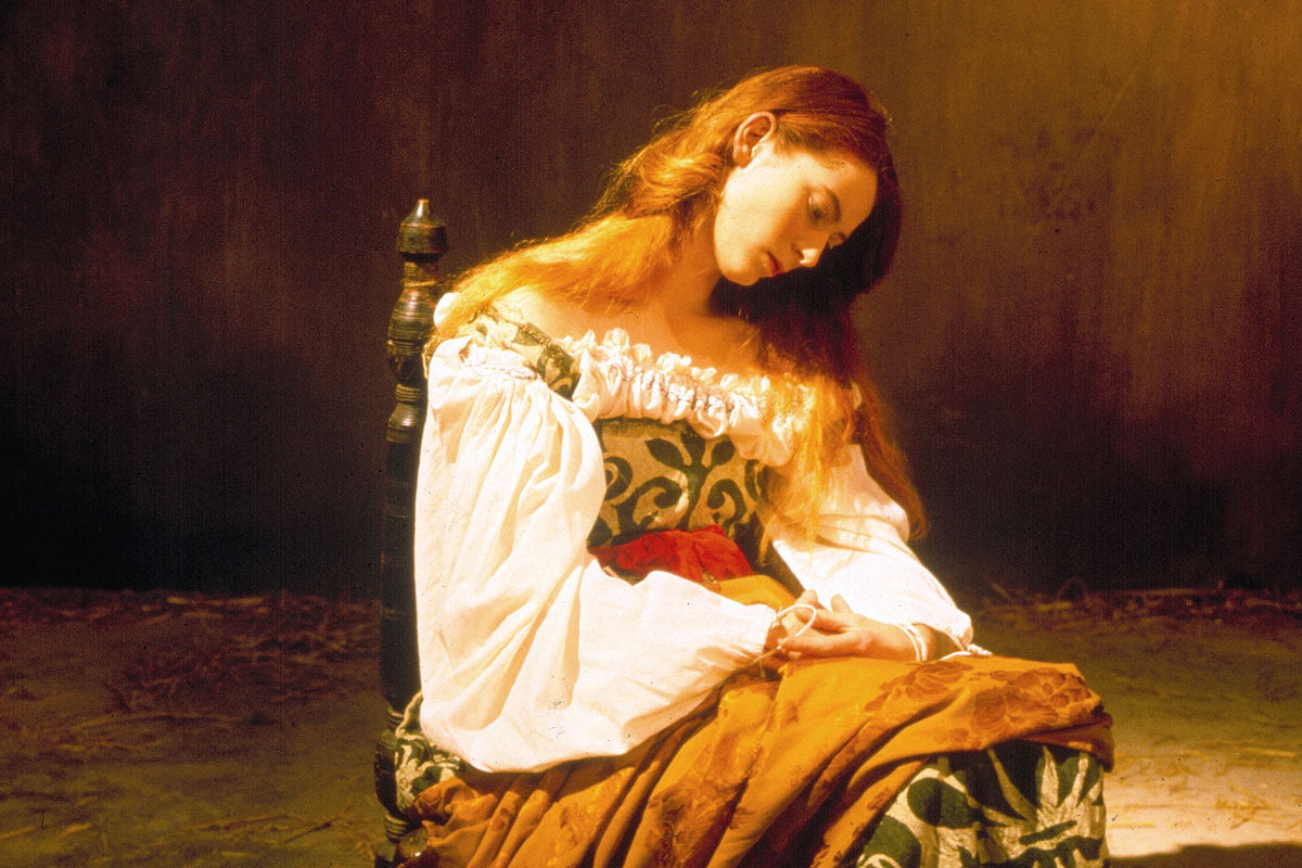 Derek Jarman (1942–1994) war Filmemacher, Maler, Designer und Schriftsteller. Seine Filme verbinden queere Ästhetik, politisches Engagement und experimentelle Formen. Von "Sebastiane" über den Punkfilm "Jubilee" bis zu "Caravaggio" mit Tilda Swinton schuf er eine opulente filmische Galaxie mit minimalen Mitteln. Sein letztes Werk "Blue" vollendete er kurz vor seinem Tod.